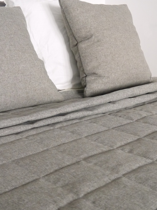 Комплект покрывало стеганое полуторное (160х220 см) + 2 наволочки 45х45 см. Коллекция "Меланж". Цвет серо-бежевый (серо-бежевый меланж) фото 3